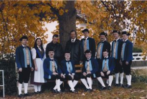 Die Vorstandschaft der Trachtenkapelle im Jahr 2001