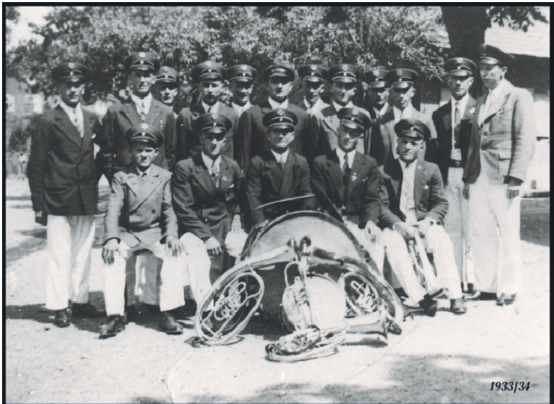 Die ersten Mitglieder der Trachtenkapelle Moos 1933